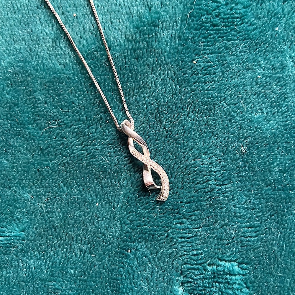 Silver ribbon necklace with diamonds